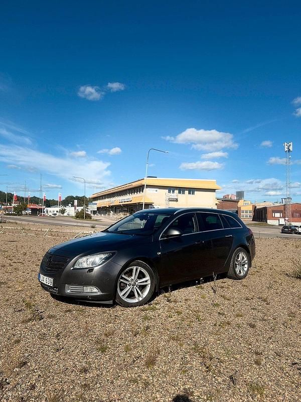 Grå Begagnad 2010 Opel Insignia Kombi | 49 900 kr (Lite dyr) - Bild 1/4