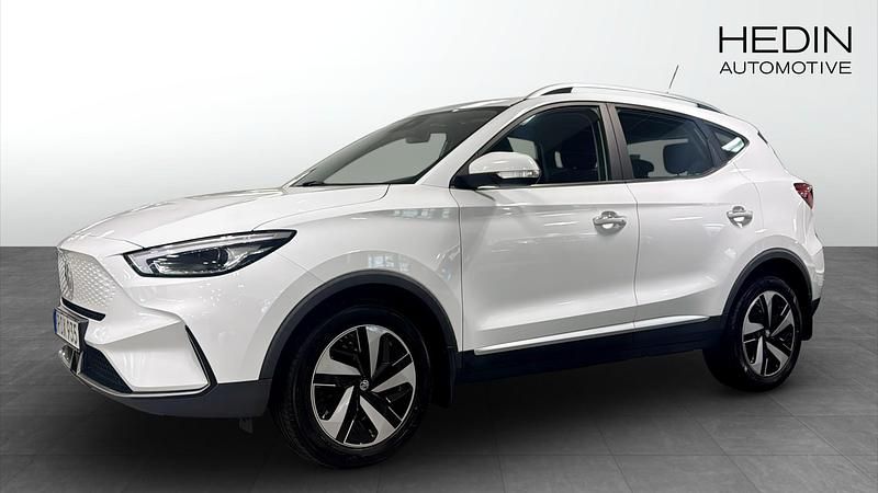 Vit (white) Begagnad 2022 MG ZS Comfort Sedan | 209 900 kr (Bra pris) - Bild 1/4