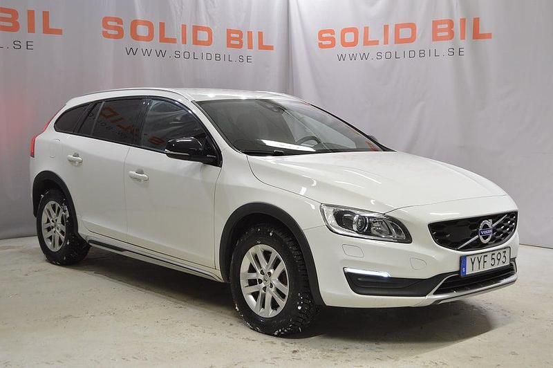 White solid ice white Begagnad 2017 Volvo V60 CC Standard Kombi | 179 900 kr (Marknadspris) - Bild 1/4