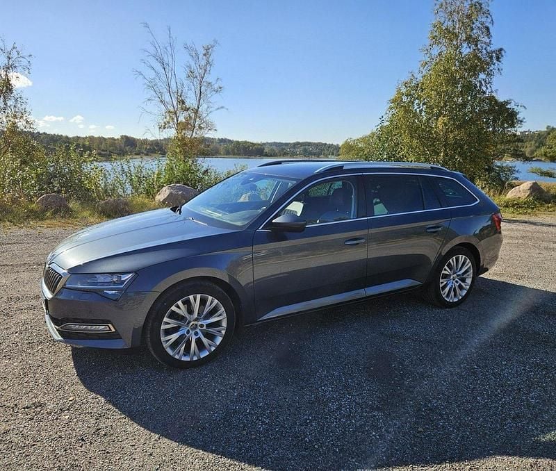 Grå Begagnad 2021 Skoda Superb Business Line Kombi | 235 000 kr (Bra pris) - Bild 1/4