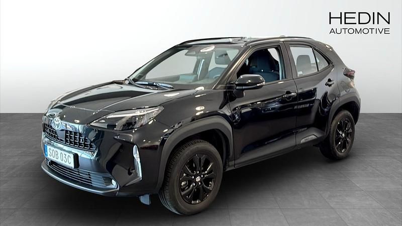 Svart (black) Begagnad 2024 Toyota Yaris Hybrid Halvkombi | 275 000 kr (Dyr) - Bild 1/4