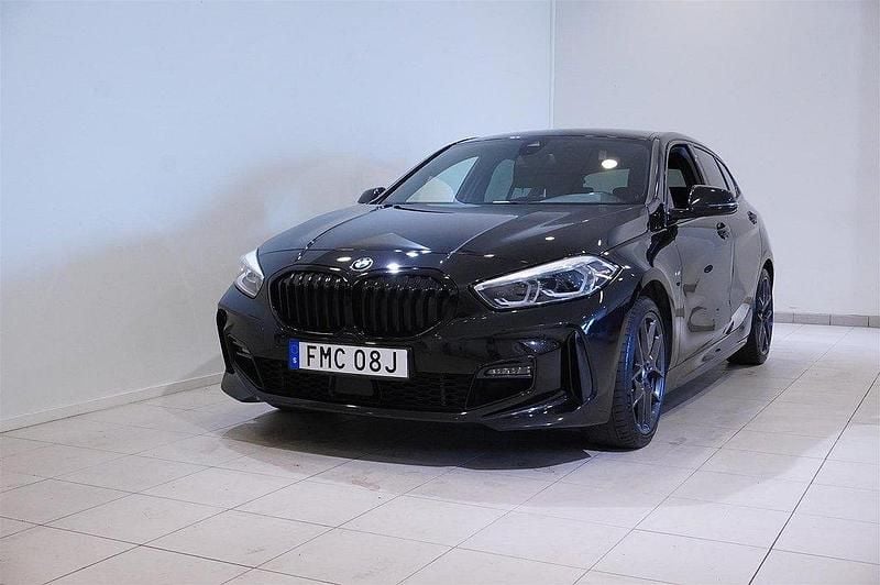 Svart Begagnad 2022 BMW 120 M Sport Halvkombi | 319 900 kr (Marknadspris) - Bild 1/4