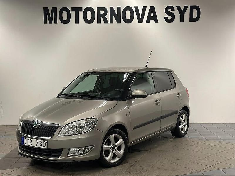 Brun Begagnad 2010 Skoda Fabia Elegance Halvkombi | 36 900 kr (Lite dyr) - Bild 1/4