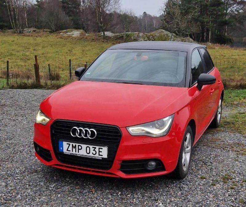 Tvåfärgad med svart tak Begagnad 2012 Audi A1 Sportback Halvkombi | 74 000 kr (Bra pris) - Bild 1/4