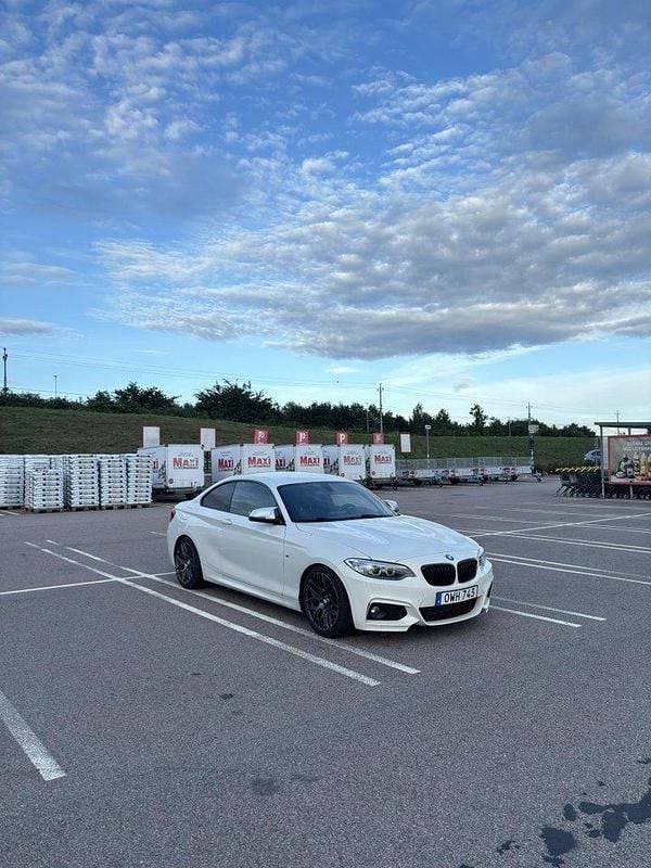 Vit Begagnad 2016 BMW 228 M Sport Sportkupé | 230 000 kr - Bild 1/4