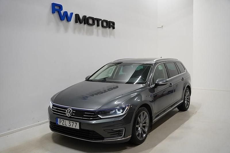 Mörkgrå Begagnad 2016 VW Passat GTE Kombi | 144 800 kr (Marknadspris) - Bild 1/4
