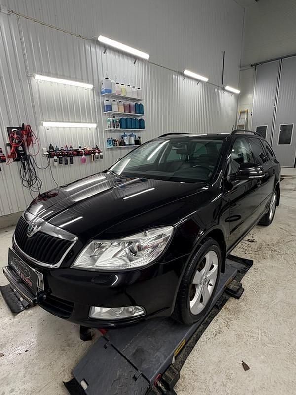 Svart Begagnad 2013 Skoda Octavia Elegance Kombi | 82 000 kr (Marknadspris) - Bild 1/4