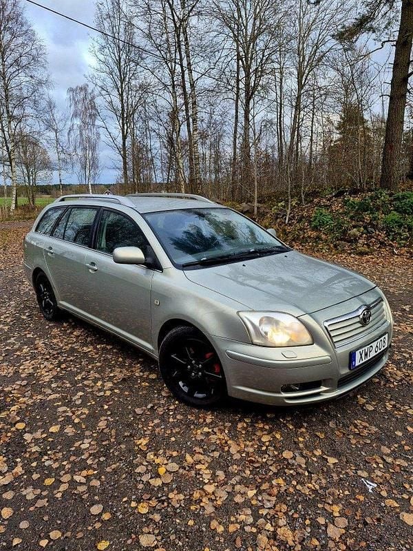 Grön Begagnad 2006 Toyota Avensis Kombi | 28 000 kr (Marknadspris) - Bild 1/4