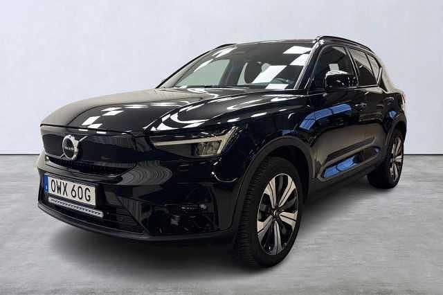 Svart Begagnad 2023 Volvo XC40 Plus SUV | 314 900 kr (Superpris) - Bild 1/4