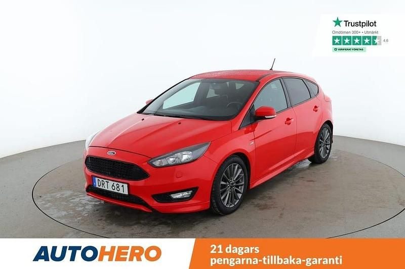 Röd Begagnad 2017 Ford Focus ST-Line Halvkombi | 104 000 kr (Marknadspris) - Bild 1/4