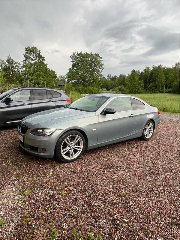 Grå Begagnad 2007 BMW 325 Comfort Edition Sportkupé | 119 000 kr (Marknadspris) - Bild 1/3