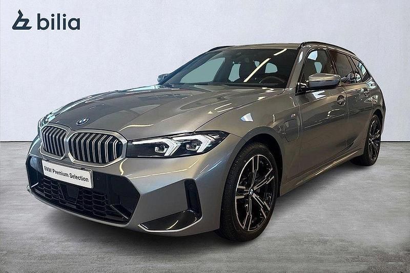 Grå Begagnad 2024 BMW 330e M Sport Kombi | 514 900 kr (Marknadspris) - Bild 1/4