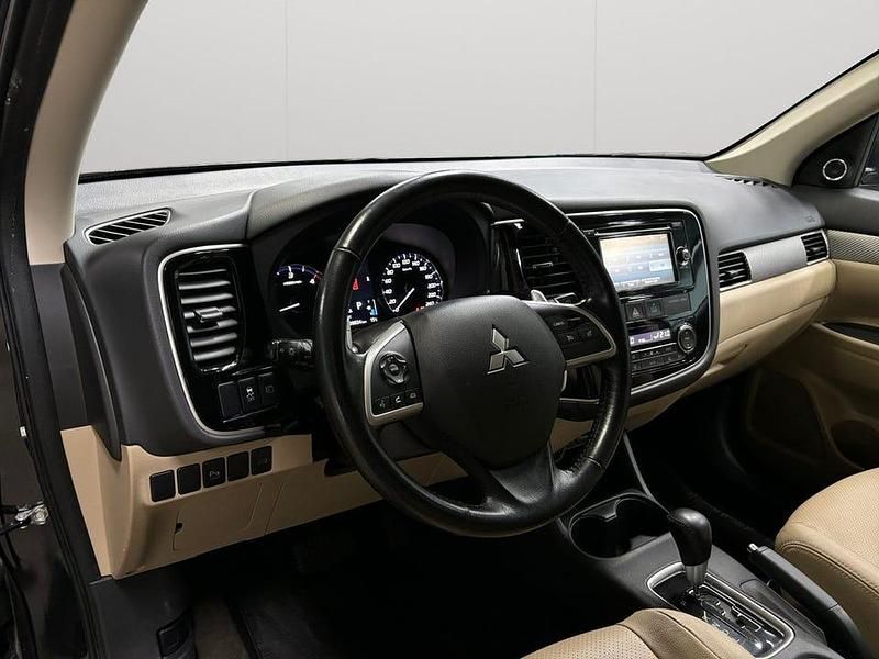 Begagnad Mitsubishi Outlander 150 HK (110 kW) 2015 Svart SUV
