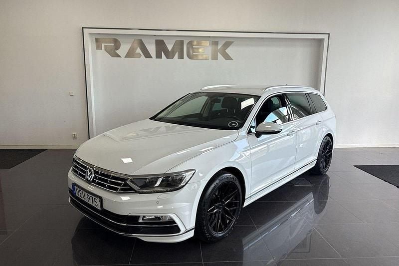 Vit Begagnad 2016 VW Passat R-line Kombi | 176 000 kr (Marknadspris) - Bild 1/4
