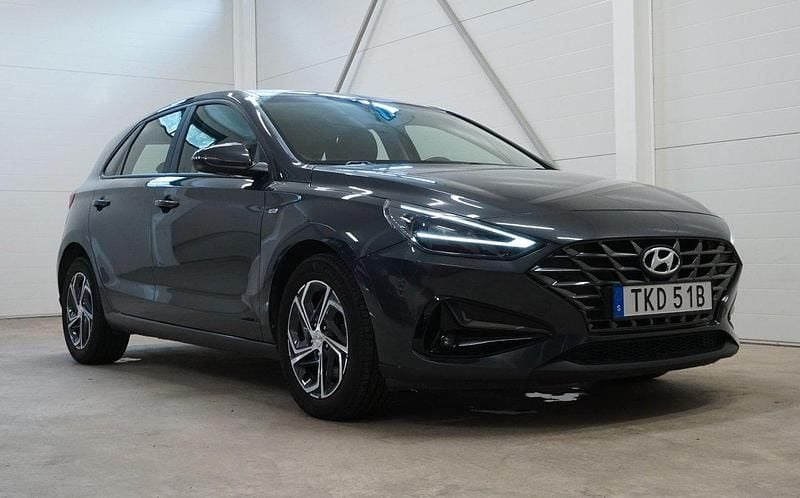 Grå Begagnad 2022 Hyundai i30 Advanced Halvkombi | 199 900 kr (Lite dyr) - Bild 1/4