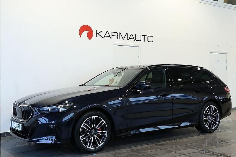Svart Begagnad 2024 BMW 520 M Sport Kombi | 614 900 kr (Lite dyr) - Bild 1/4