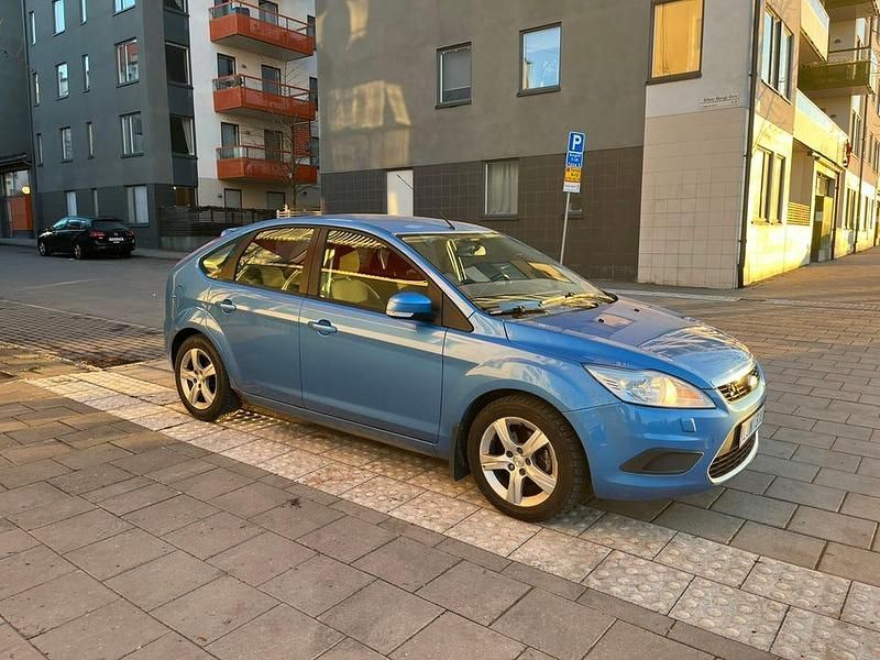 Laserblå metallic Begagnad 2008 Ford Focus Halvkombi | 19 900 kr (Marknadspris) - Bild 1/4