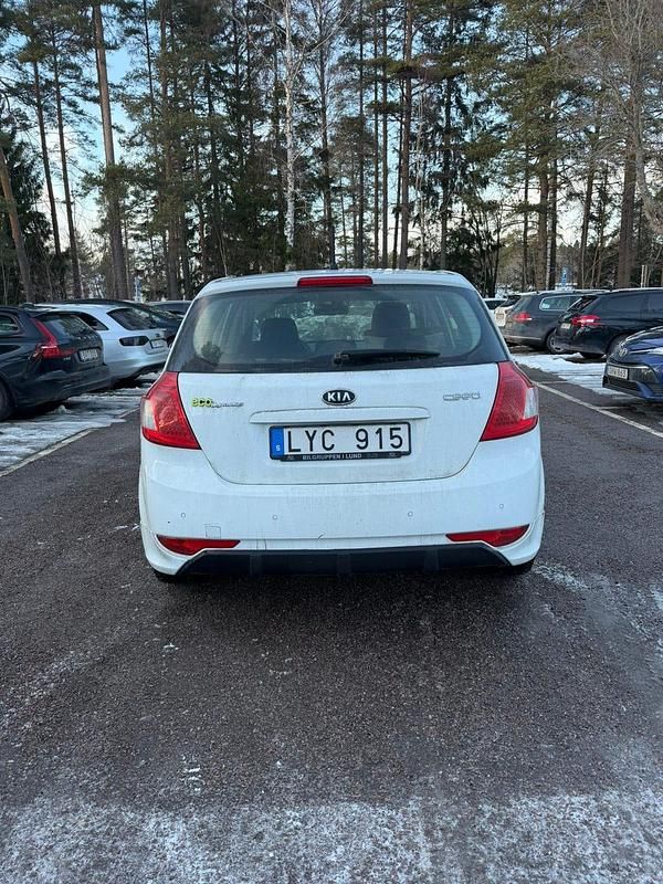 Begagnad Kia Ceed 128 HK (94 kW) 2012 Halvkombi
