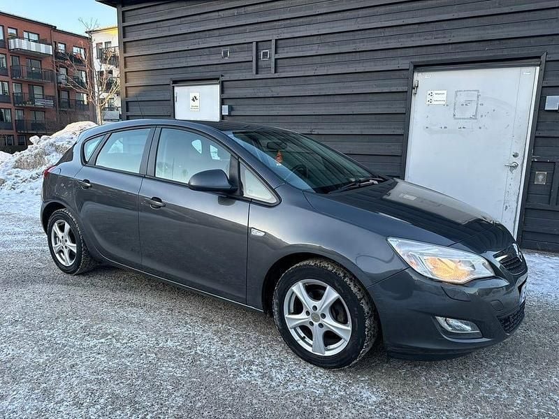 Begagnad Opel Astra Enjoy 115 HK (84 kW) 2011 Grey metallic Halvkombi