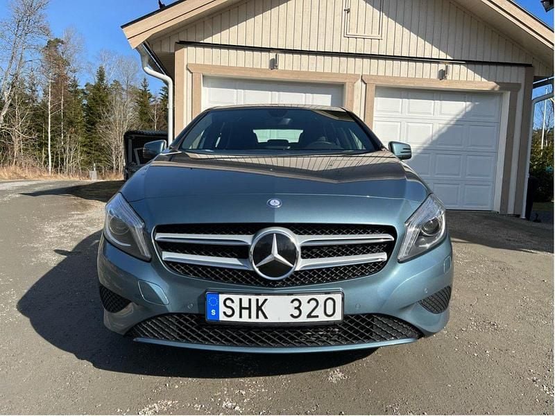 Blå Begagnad 2013 Mercedes A180 Halvkombi | 155 000 kr (Marknadspris) - Bild 1/4