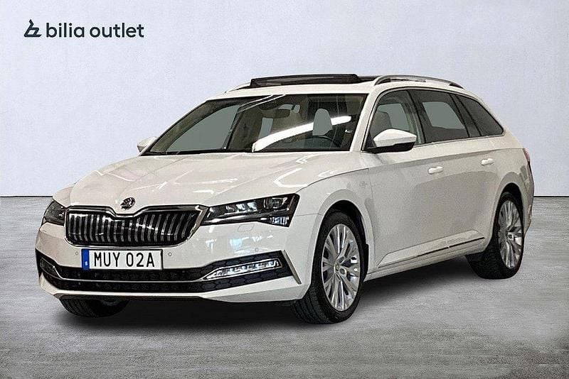 Vit Begagnad 2021 Skoda Superb LAURIN & KLEMENT Kombi | 269 900 kr (Marknadspris) - Bild 1/3