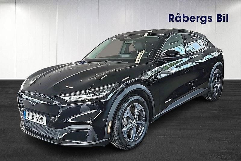 Svart (svart metallic) Begagnad 2022 Ford Mustang Mach-E SUV | 319 800 kr (Marknadspris) - Bild 1/4
