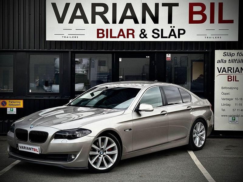 Silver Begagnad 2012 BMW 520 Sedan | 109 900 kr (Marknadspris) - Bild 1/4