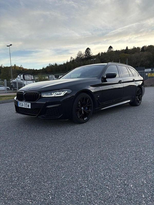 Svart Begagnad 2021 BMW 530e M Sport Kombi | 349 000 kr (Bra pris) - Bild 1/4