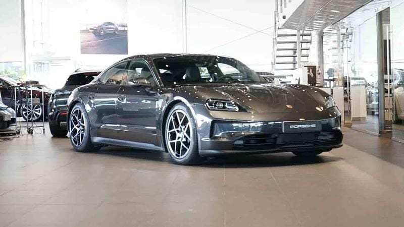 Grå Begagnad 2025 Porsche Taycan Sedan | 1 029 000 kr - Bild 1/1