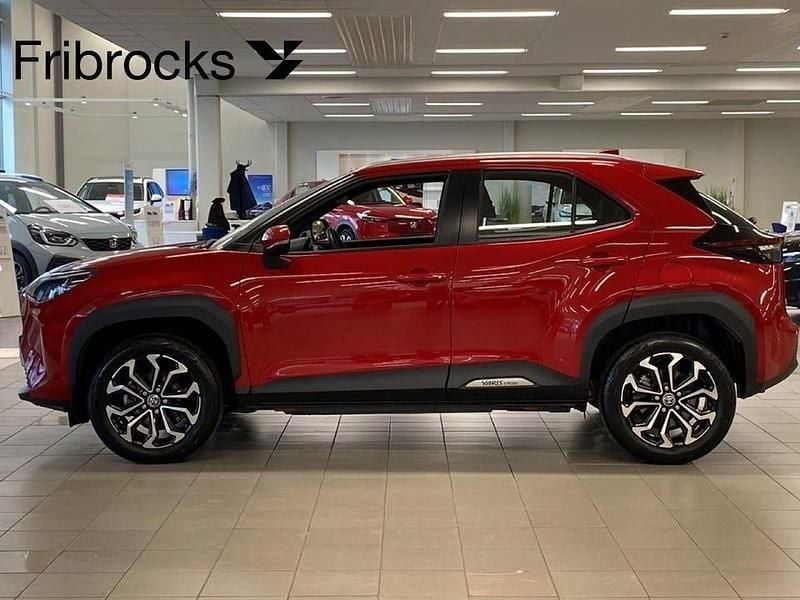 Begagnad Toyota Yaris Hybrid Active 92 HK (67 kW) 2022 Röd