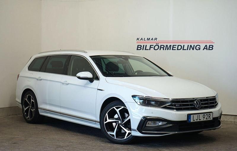 Vit Begagnad 2021 VW Passat GT Kombi | 239 900 kr (Marknadspris) - Bild 1/4