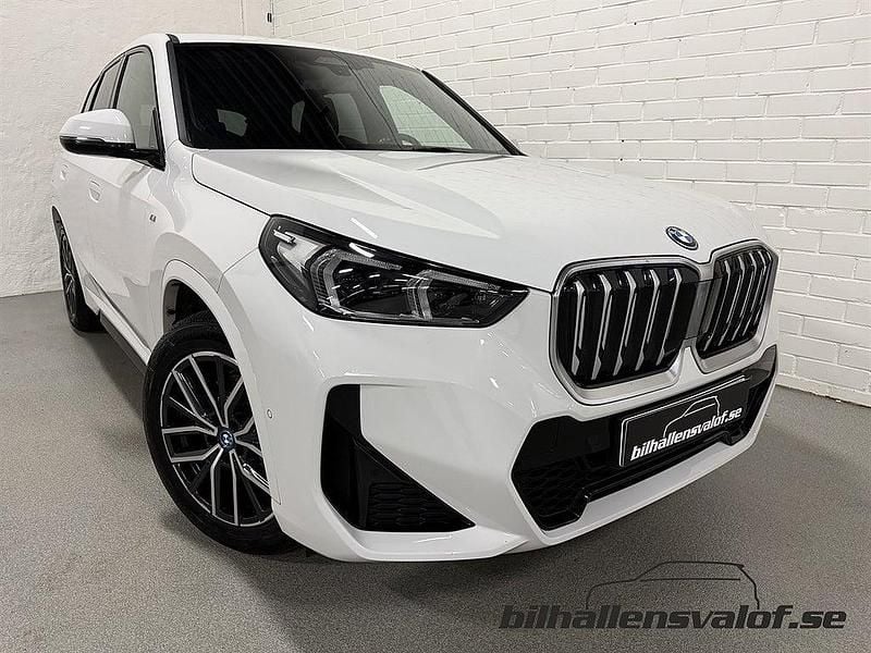 Vit Begagnad 2023 BMW iX1 M Sport SUV | 349 900 kr - Bild 1/4