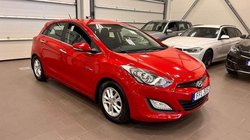Röd Begagnad 2014 Hyundai i30 Halvkombi | 86 900 kr (Marknadspris) - Bild 1/4