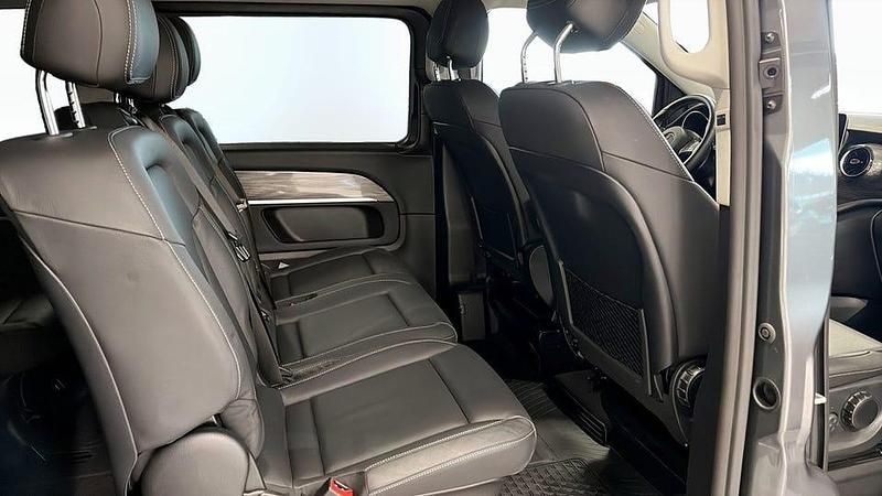 Begagnad Mercedes V300 Avantgarde 237 HK (174 kW) 2023 Grå Minibuss