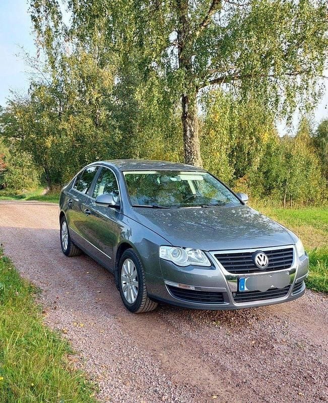 Grå Begagnad 2007 VW Passat Comfortline Sedan | 42 000 kr (Marknadspris) - Bild 1/4