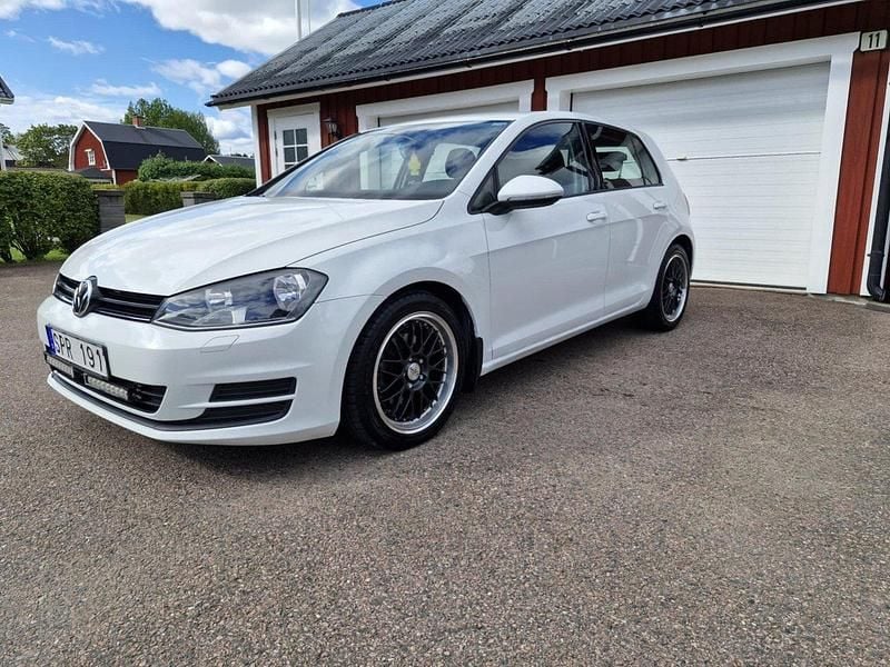 Vit Begagnad 2013 VW Golf VII Halvkombi | 66 000 kr (Bra pris) - Bild 1/4