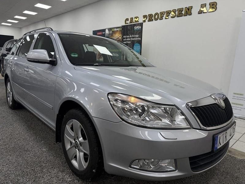 Silver Begagnad 2011 Skoda Octavia Elegance Kombi | 59 900 kr (Bra pris) - Bild 1/4