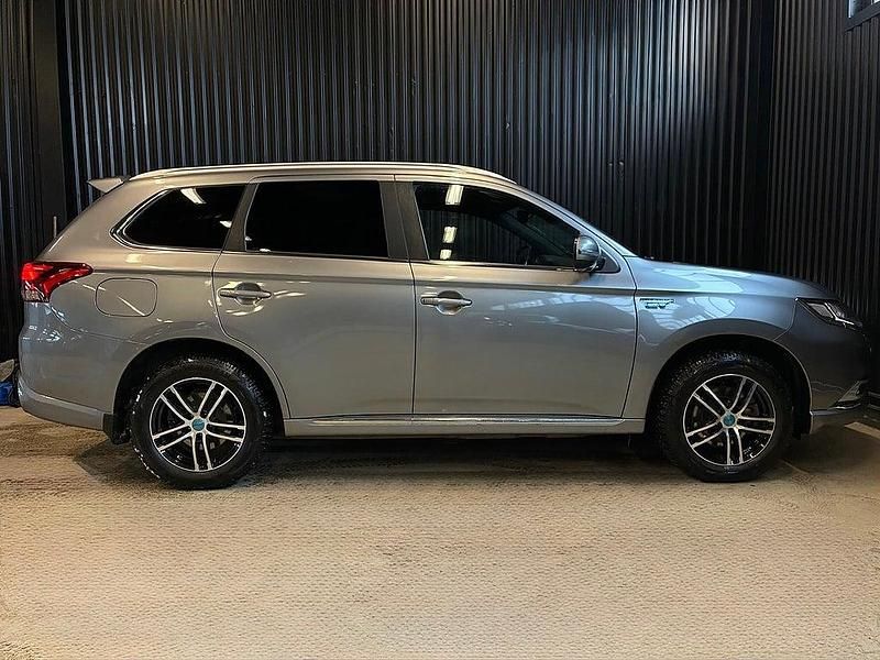 Begagnad Mitsubishi Outlander P-HEV 135 HK (99 kW) 2019 Grå SUV