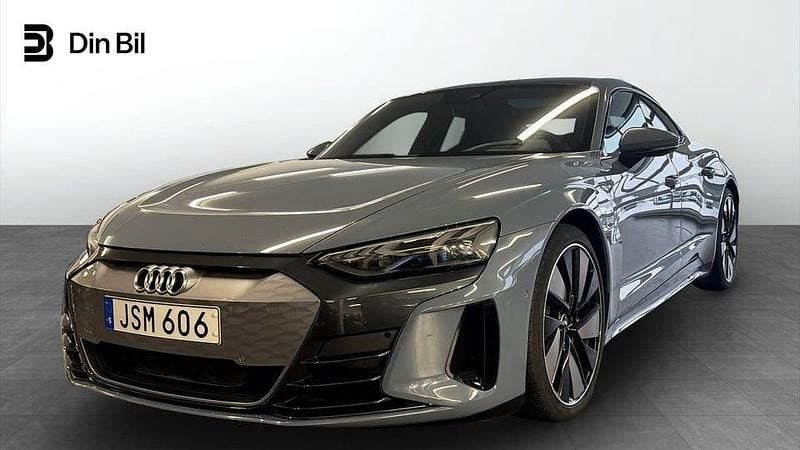 Kemoragrå metallic Begagnad 2021 Audi e-tron GT quattro Premium Sedan | 599 900 kr (Marknadspris) - Bild 1/4
