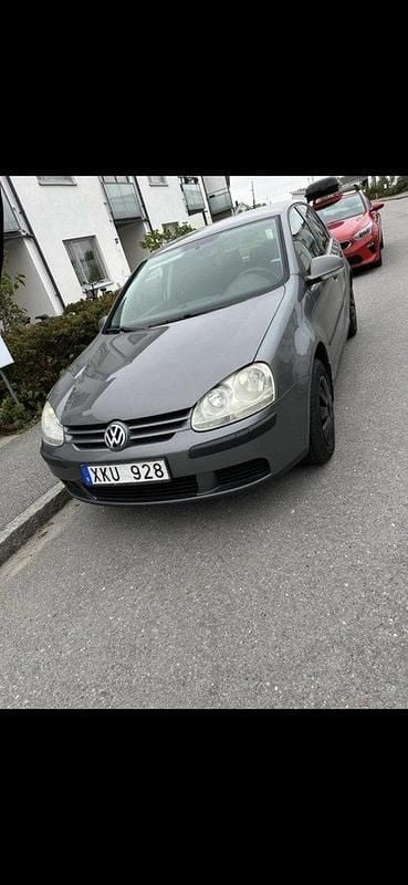 Grå Begagnad 2006 VW Golf V Trendline Halvkombi | 28 000 kr (Marknadspris) - Bild 1/4