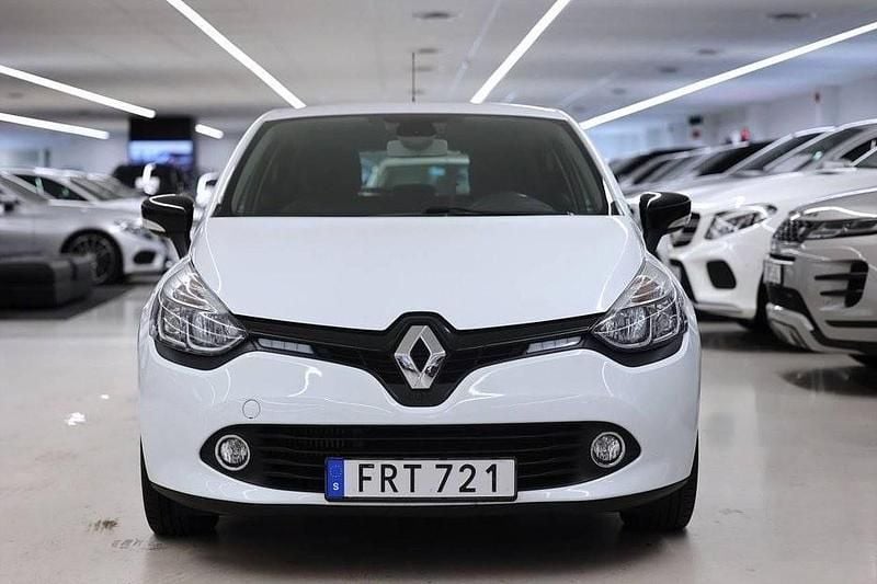 Vit Begagnad 2015 Renault Clio IV Halvkombi | 75 000 kr (Marknadspris) - Bild 1/4