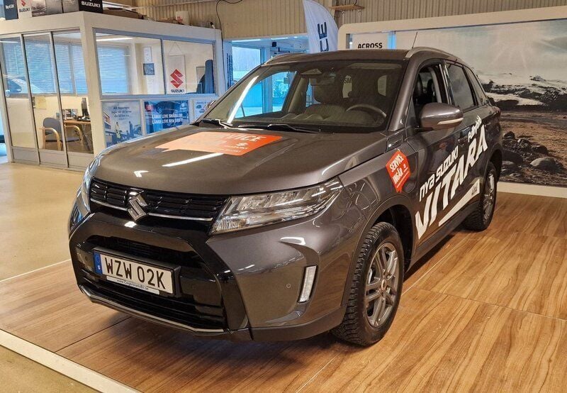 Grå Begagnad 2024 Suzuki Vitara SUV | 349 900 kr (Dyr) - Bild 1/4