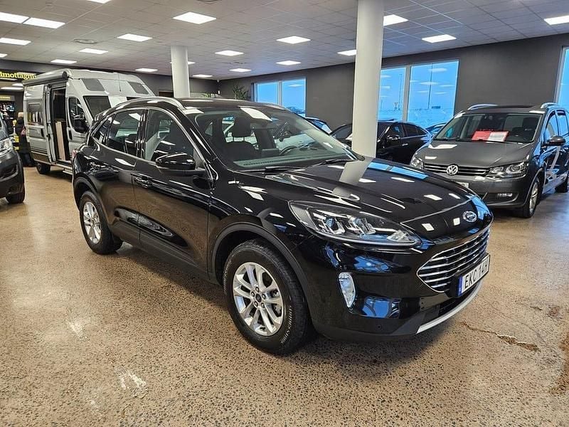 Svart Begagnad 2022 Ford Kuga Titanium SUV | 229 900 kr (Superpris) - Bild 1/4