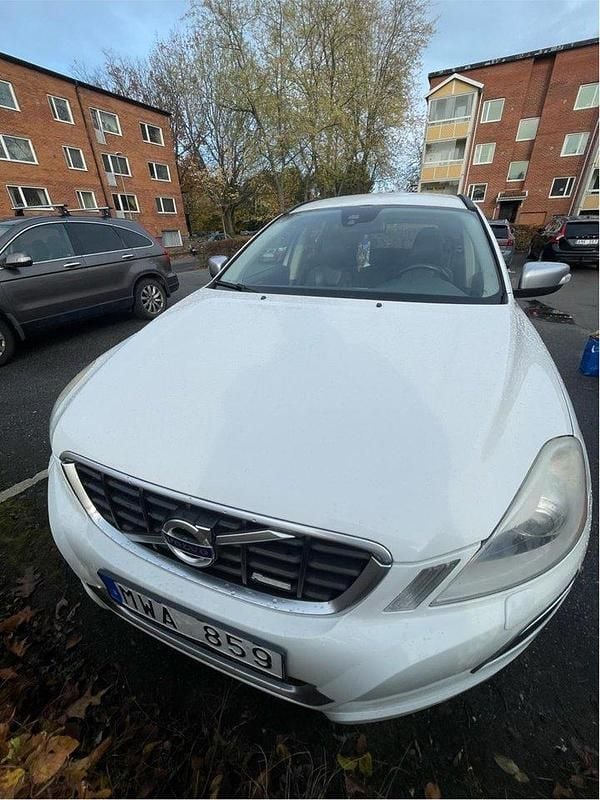 Vit Begagnad 2013 Volvo XC60 R-Design SUV | 78 000 kr - Bild 1/4