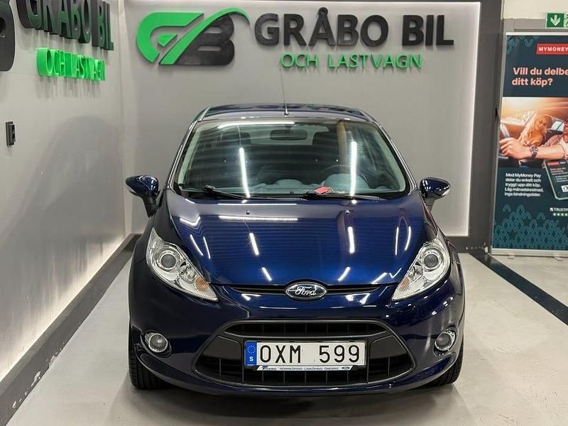 Begagnad Ford Fiesta Titanium 82 HK (60 kW) 2011 Blå Halvkombi