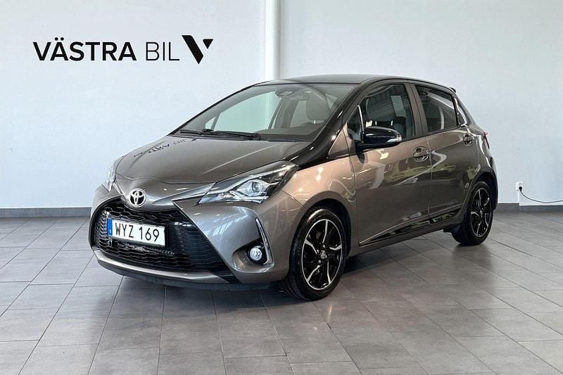 Mörkgrå Begagnad 2018 Toyota Yaris Comfort Halvkombi | 149 900 kr (Marknadspris) - Bild 1/4