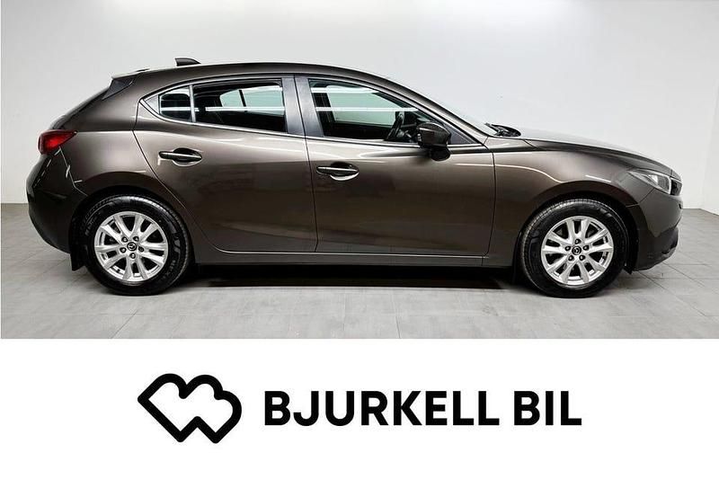 Brun Begagnad 2015 Mazda 3 Inclusive Halvkombi | 139 900 kr (Marknadspris) - Bild 1/4