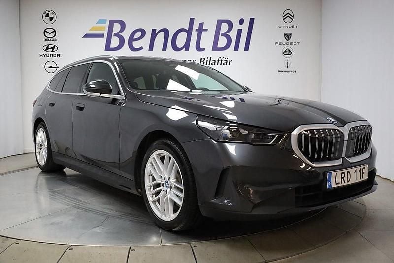Black sapphire metallic Begagnad 2024 BMW 530e Kombi | 584 500 kr (Bra pris) - Bild 1/3