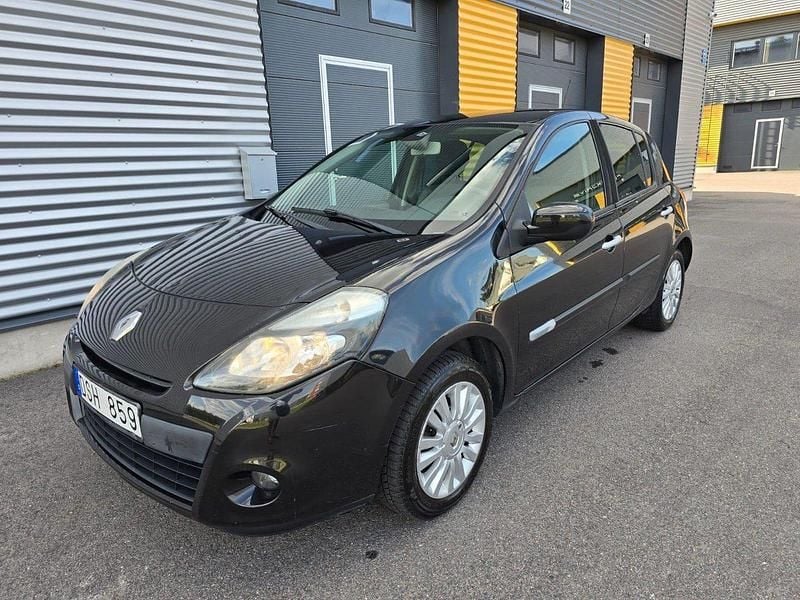Svart Begagnad 2011 Renault Clio II Halvkombi | 37 900 kr (Marknadspris) - Bild 1/4