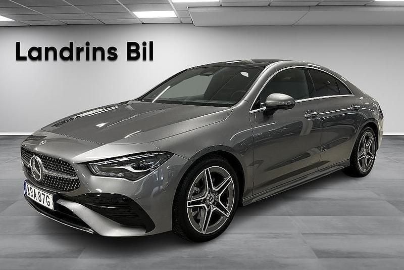 Mörkgrå Begagnad 2024 Mercedes CLA200 AMG line Sportkupé | 379 900 kr (Marknadspris) - Bild 1/4